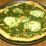 Spinatpizza mit Mozzarella
