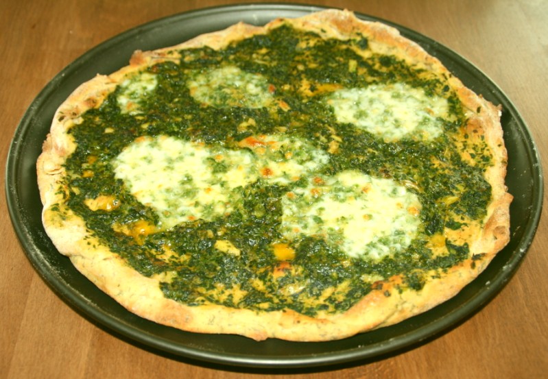 Spinatpizza mit Mozzarella