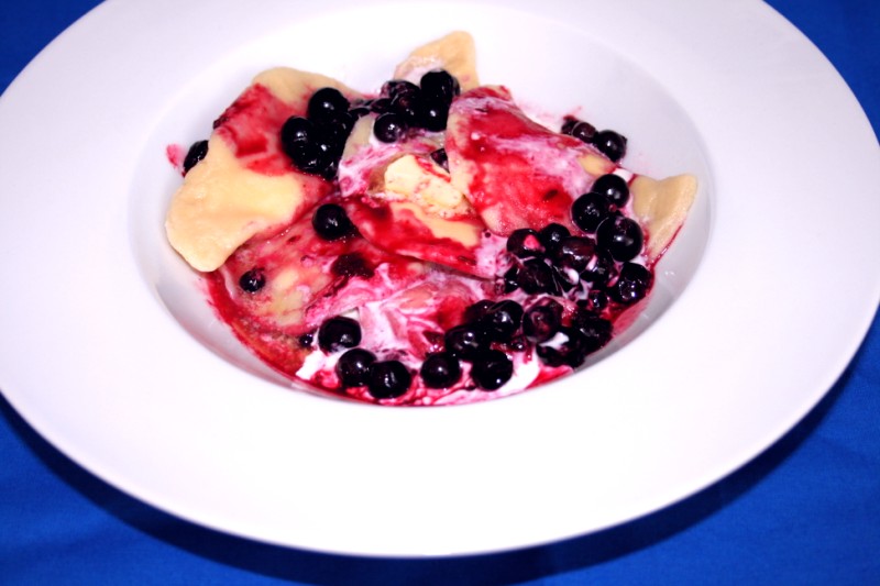 Quarkmaultaschen mit Johannisbeersoße