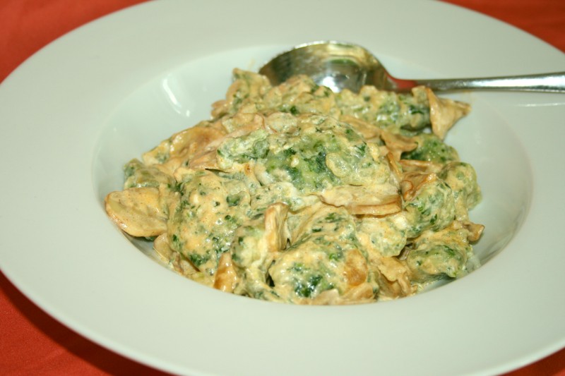 Spinatklösschen mit weißer Champignonsoße