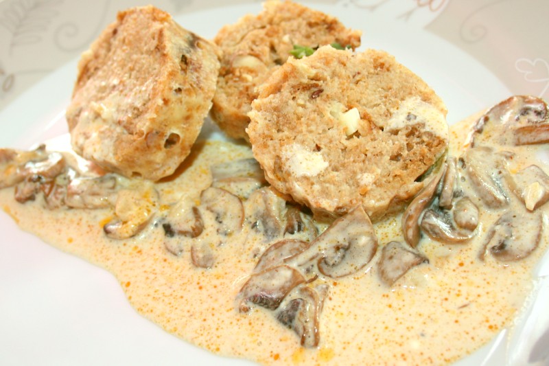 Brotknödel mit Champignonsoße